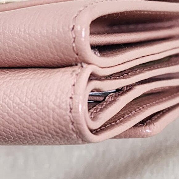 Chanel 2003-2004 textured caviar compact French wallet. Hologram present. - Picture 12 of 16